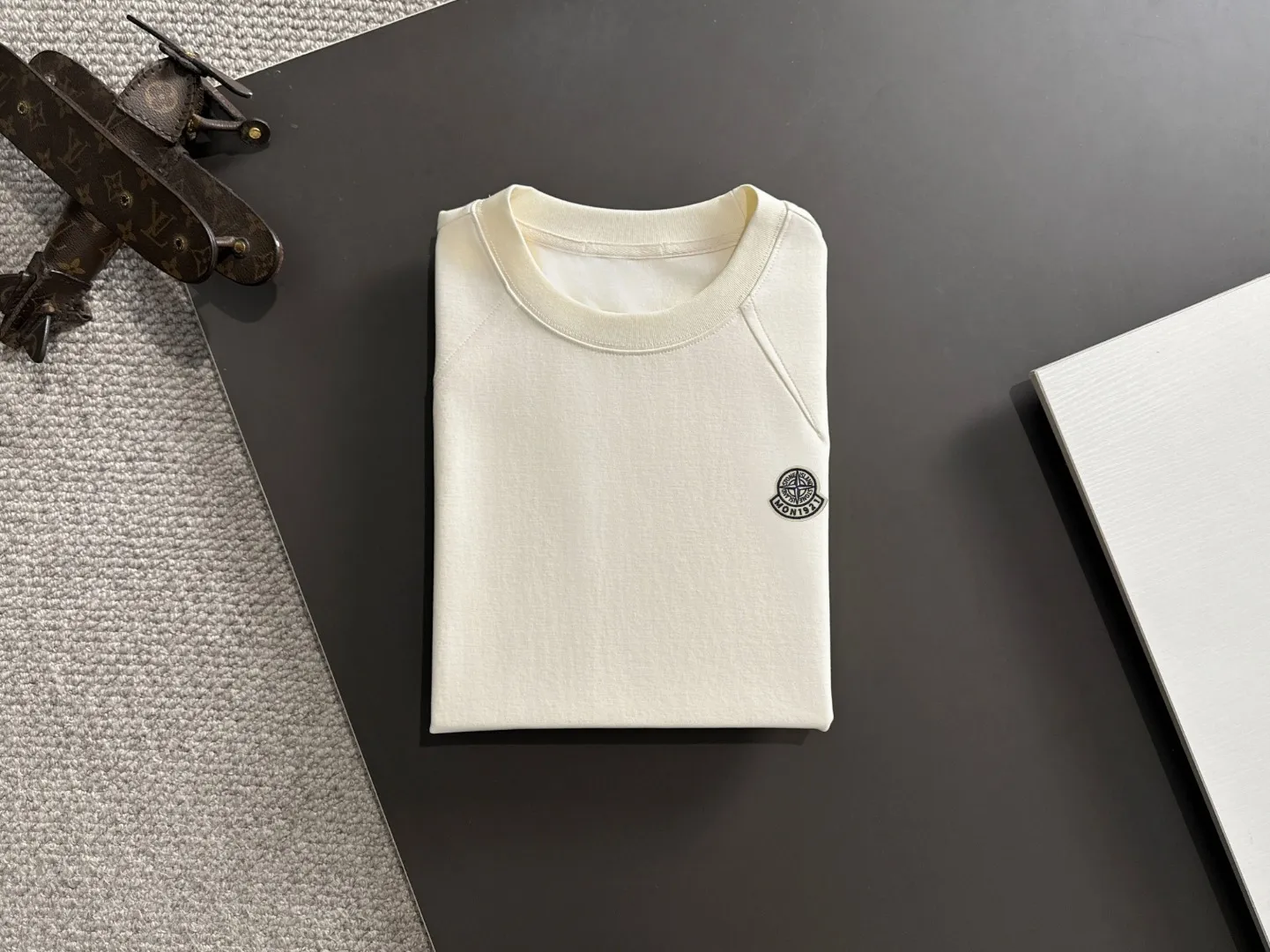 Next day shipment P300 High version Stone lsland/Stone Island 25ss spring and summer new high-end T-shirt Made with machines imported from Italy. Truly the most luxurious and high-quality style that you can wear with your eyes closed. Heavy combed fabrics. High-strength and heavy-weight fabrics feel substantial when weighed. The upper body is more textured than ordinary T-shirts and is not easy to deform. This texture can cope with the weather, absorb sweat and breathable, and is suitable for both hot and cold conditions! Perfectly produced with reference to the original stitch and stitch! The loose fit design is super noble. Custom-woven signature ribbed collar, cuffs, and hem. Really rare and rare goods Size: M-XXXL